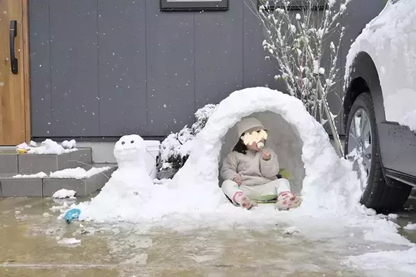 かまくらの中に入った3歳娘　食べていたのは…「センスよすぎる」「忘れない思い出」