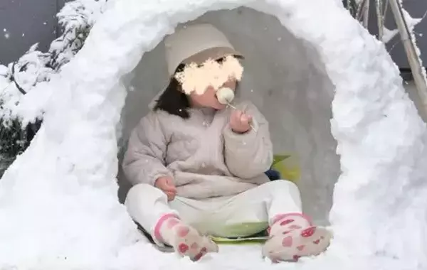 かまくらの中に入った3歳娘　食べていたのは…「センスよすぎる」「忘れない思い出」