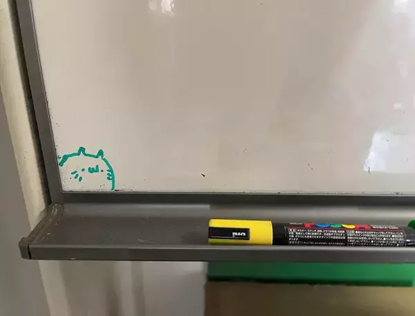 バンクシーならぬ…　会社のホワイトボードに出現した絵に「これは有罪」「真似しよう」