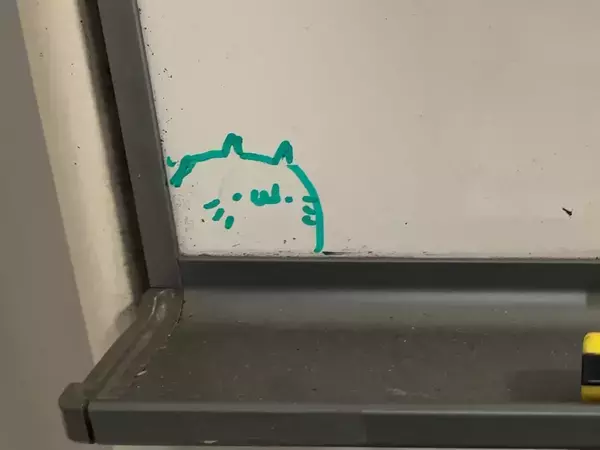 バンクシーならぬ…　会社のホワイトボードに出現した絵に「これは有罪」「真似しよう」