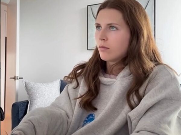 『かなり大きめ』の服を着ている女性　理由に「笑いすぎてお腹痛い！」「これは予想外」