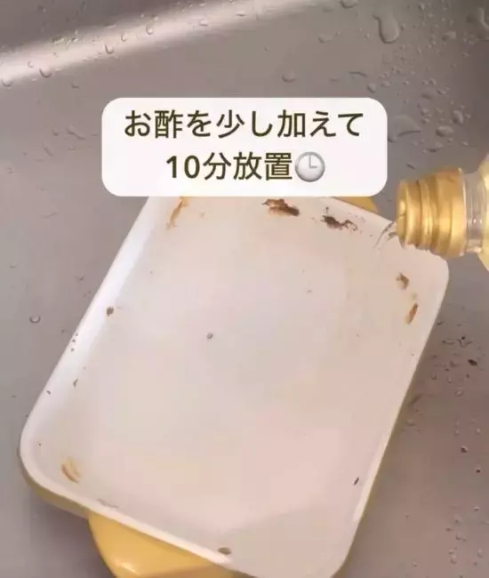 「もうゴシゴシ洗わない」　グラタン皿の汚れを落とす『裏技』に「スルッと取れた」