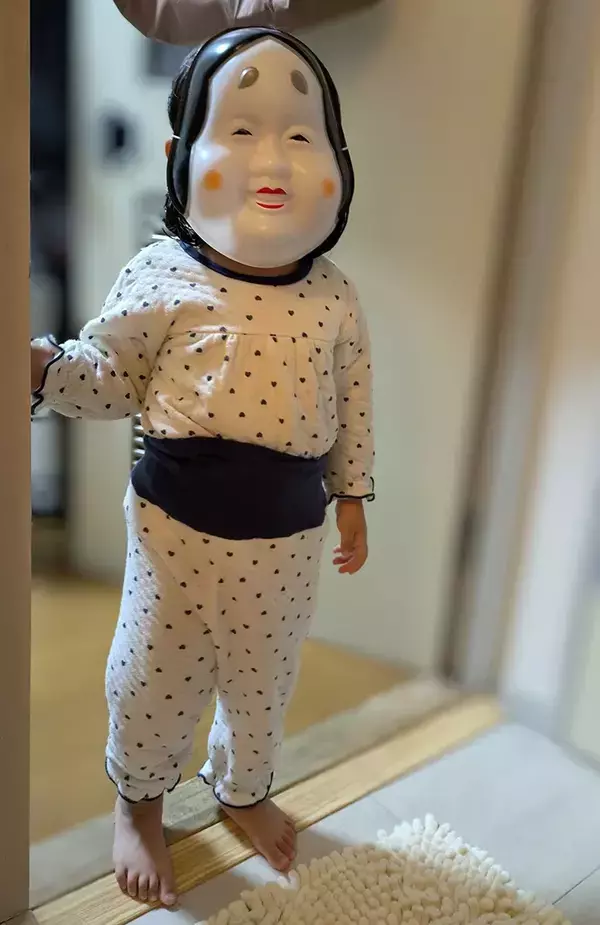 入浴中にノックされ、扉を開けたら…　2歳娘が見せた姿に「怖いと可愛いが混ざっている」