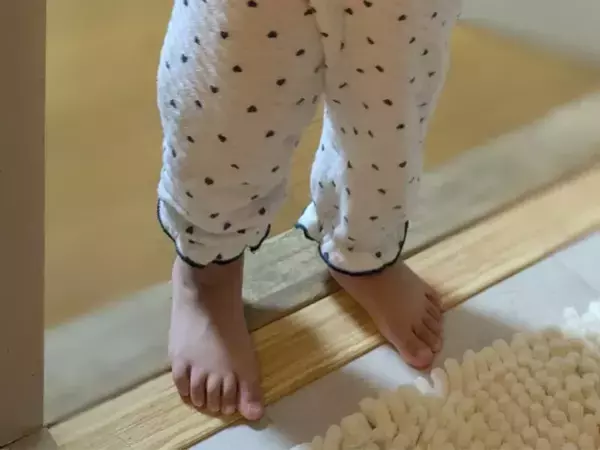 入浴中にノックされ、扉を開けたら…　2歳娘が見せた姿に「怖いと可愛いが混ざっている」