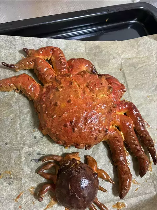 「タラバガニ型スコーンを焼きます」　その結果に「どう見てもカニ」「もう見分けつかない」