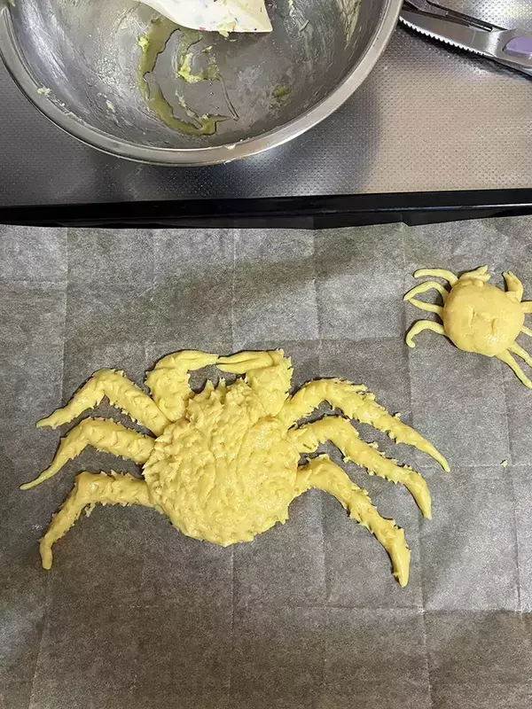 「タラバガニ型スコーンを焼きます」　その結果に「どう見てもカニ」「もう見分けつかない」