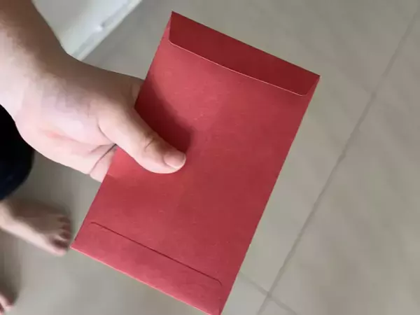 エレベーター内で『赤い封筒』を渡された小学生　中身に「え、マジか」