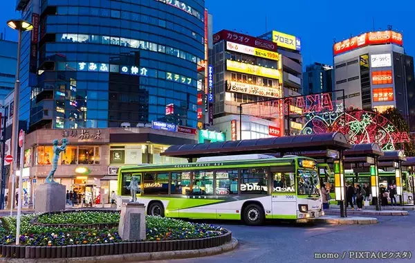 「酔っ払いが寝込んでる」と通報　駅前に広がる光景に、警察官が思わず二度見