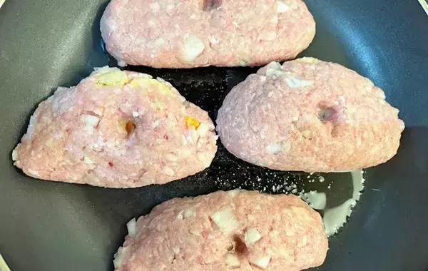 子供が「なんか出てきた！」と叫んだ　ハンバーグから出てきたのは…？