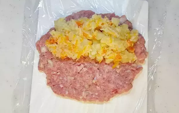 子供が「なんか出てきた！」と叫んだ　ハンバーグから出てきたのは…？