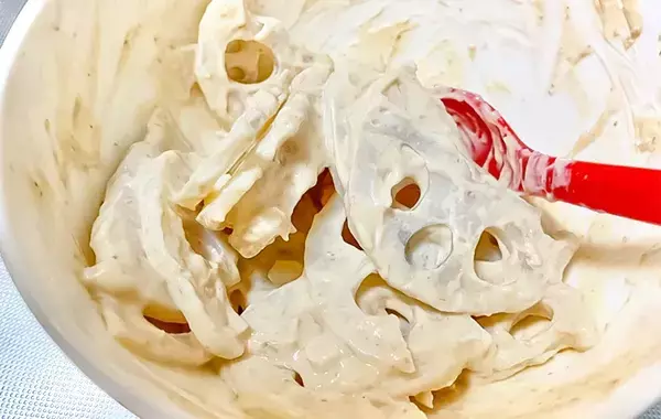 ゆでたレンコンと和えたのは…？　意外な食べ方に「夫の箸が止まらない」