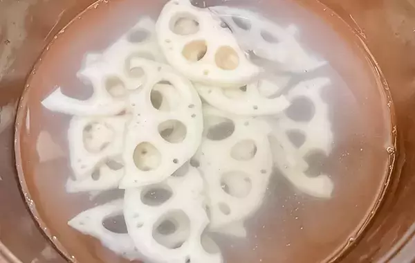 ゆでたレンコンと和えたのは…？　意外な食べ方に「夫の箸が止まらない」