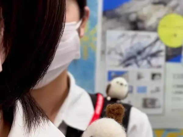 北海道の郵便局　局員たちの肩に乗っていたのは…「知らなかった」「羨ましい！」