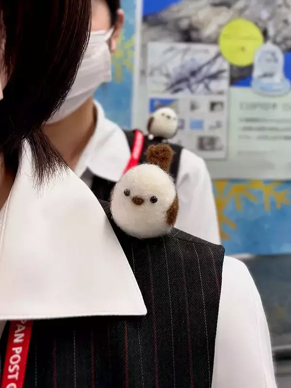 北海道の郵便局　局員たちの肩に乗っていたのは…「知らなかった」「羨ましい！」