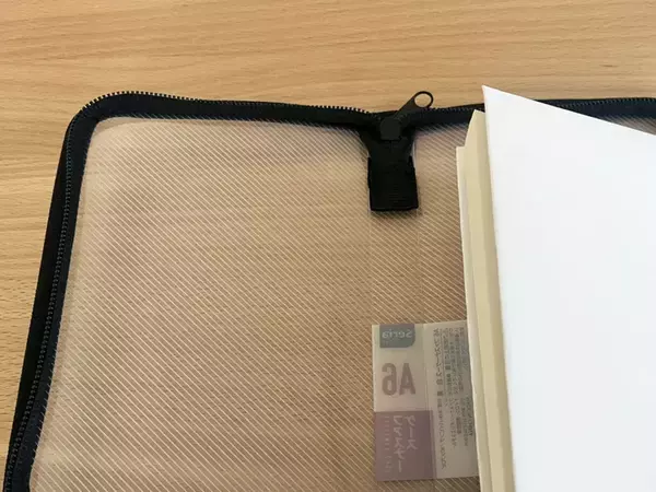 セリアで買った『A6ファスナーケース』　まさかの使い道に「意外と思いつかなかった」