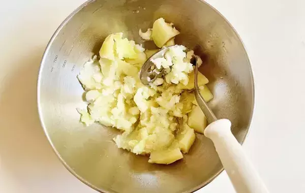 キュウリやハムの代わりに…その発想はなかった！　斬新なポテサラに「食感が最高」