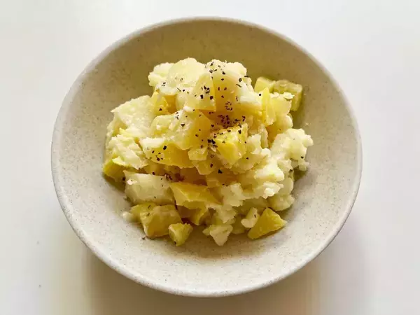 キュウリやハムの代わりに…その発想はなかった！　斬新なポテサラに「食感が最高」