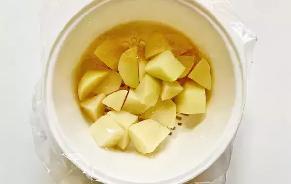 キュウリやハムの代わりに…その発想はなかった！　斬新なポテサラに「食感が最高」