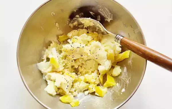 キュウリやハムの代わりに…その発想はなかった！　斬新なポテサラに「食感が最高」