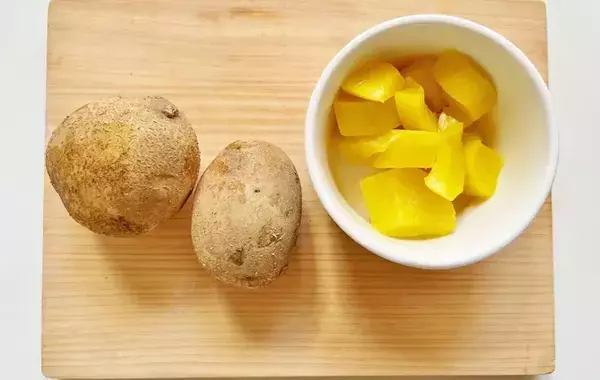 キュウリやハムの代わりに…その発想はなかった！　斬新なポテサラに「食感が最高」