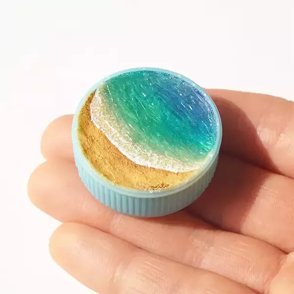 ペットボトルの蓋を裏返すと『小さな海』　作品に「透明感がすごい」「どうやって作ったの？」