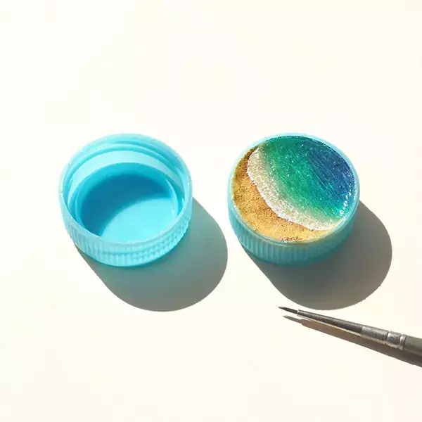 ペットボトルの蓋を裏返すと『小さな海』　作品に「透明感がすごい」「どうやって作ったの？」