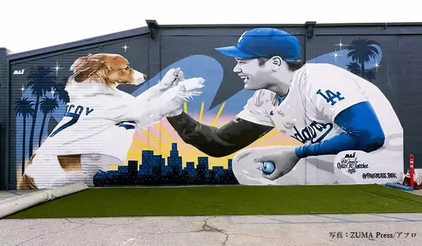 大谷翔平とデコピンの『ハイタッチ壁画』がロサンゼルスに出現　「ダントツで良い」「絶対に見たいやつ」