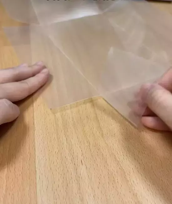 クリアファイルを半分に切って折ると？　完成したモノに「便利すぎ」「試したい」