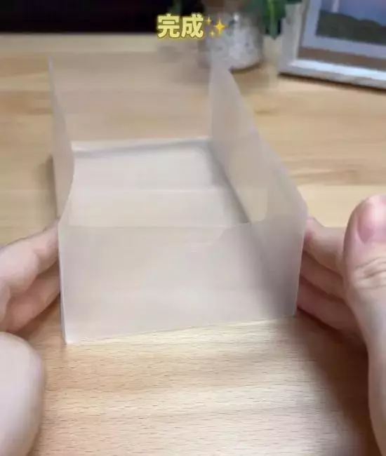 クリアファイルを半分に切って折ると？　完成したモノに「便利すぎ」「試したい」