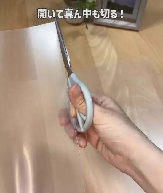 クリアファイルを半分に切って折ると？　完成したモノに「便利すぎ」「試したい」