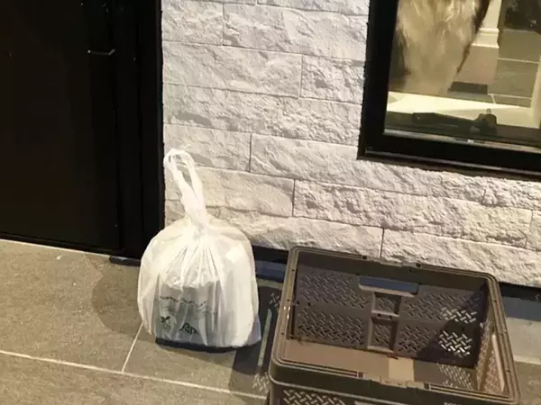 配達員「置き配を完了しました」　写真を見て吹き出した理由に「そりゃ笑うわ」「思わず二度見したのかな」