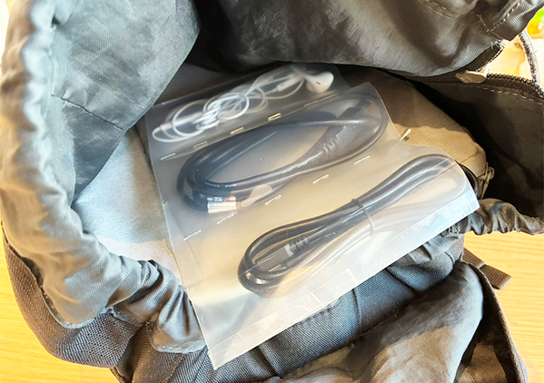 カバンの中でぐちゃぐちゃになるコード　不要なクリアファイルを活用すれば？「マジで感動！」