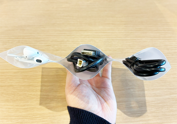 カバンの中でぐちゃぐちゃになるコード　不要なクリアファイルを活用すれば？「マジで感動！」