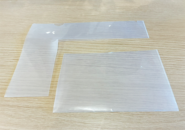 カバンの中でぐちゃぐちゃになるコード　不要なクリアファイルを活用すれば？「マジで感動！」