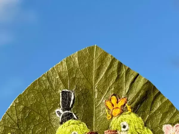 【ひな祭り】葉っぱに刺繍された『男雛と女雛』　花木にとまる姿に「心が和む」　