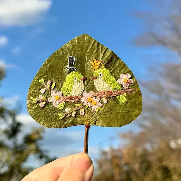 【ひな祭り】葉っぱに刺繍された『男雛と女雛』　花木にとまる姿に「心が和む」　