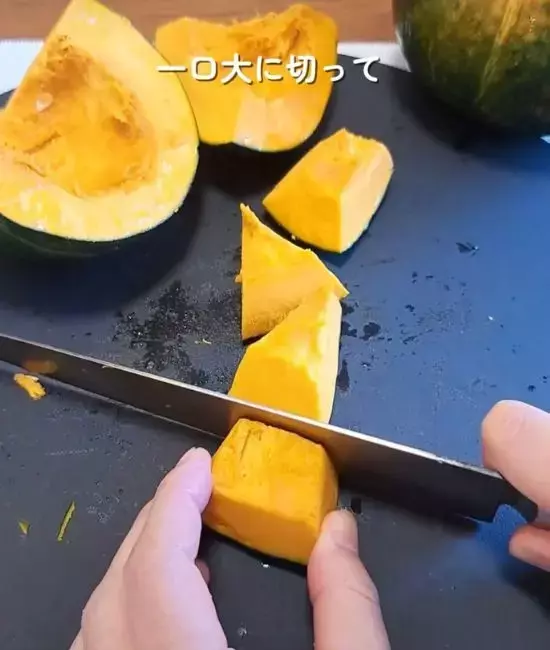 カボチャに『菜箸』を刺すと？　包丁を入れた瞬間に「ウソみたい」「声出た」