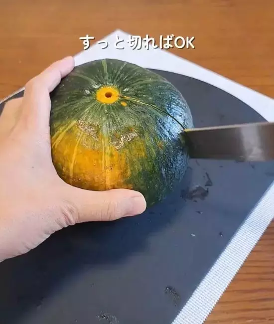 カボチャに『菜箸』を刺すと？　包丁を入れた瞬間に「ウソみたい」「声出た」