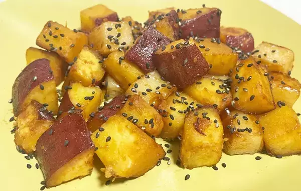 「おいしすぎて、次は倍量で作る！」　角切りにしたサツマイモと炒めたのは…？