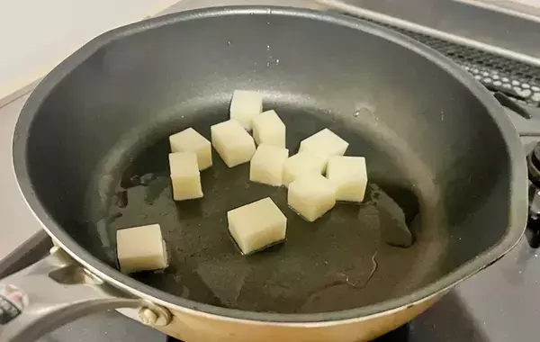 「おいしすぎて、次は倍量で作る！」　角切りにしたサツマイモと炒めたのは…？