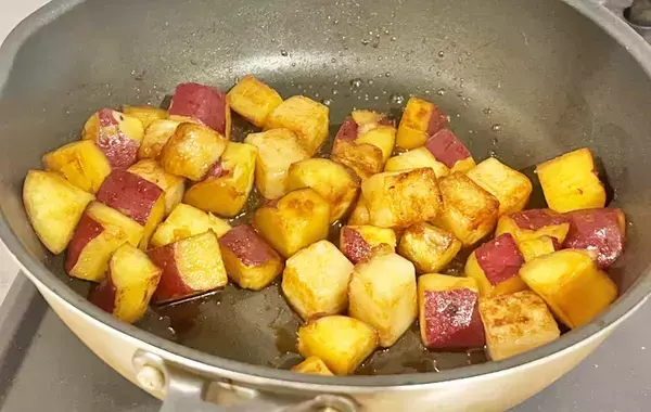 「おいしすぎて、次は倍量で作る！」　角切りにしたサツマイモと炒めたのは…？