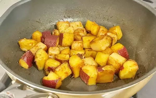 「おいしすぎて、次は倍量で作る！」　角切りにしたサツマイモと炒めたのは…？