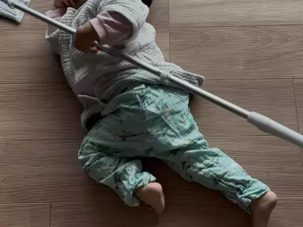 母親「この格好で寝た」　1歳娘の寝相にビックリ！クイックルワイパーを持ったままで…「めっちゃ笑った」「武将かな！？」