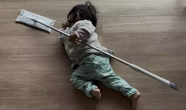 母親「この格好で寝た」　1歳娘の寝相にビックリ！クイックルワイパーを持ったままで…「めっちゃ笑った」「武将かな！？」