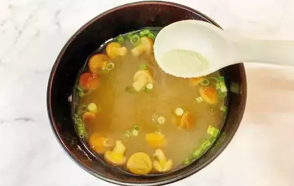 いつもの味噌汁の旨みがアップする方法　仕上げに小さじ半分入れるだけで？【料理の裏ワザ】