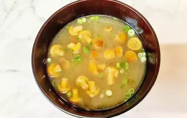 いつもの味噌汁の旨みがアップする方法　仕上げに小さじ半分入れるだけで？【料理の裏ワザ】