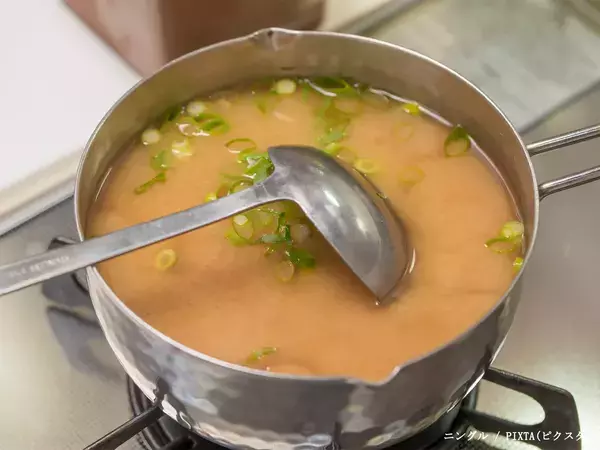 いつもの味噌汁の旨みがアップする方法　仕上げに小さじ半分入れるだけで？【料理の裏ワザ】