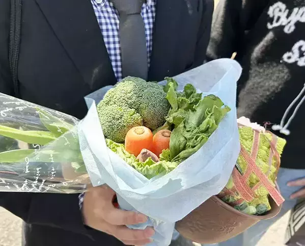 卒業式で、男子高生がもらったのは？　父が目にした姿に「こういうの大好き」「なんて実用的」