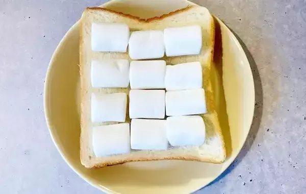 「雪だるまみたい！」　食パンに12個のせて焼くと…甘じょっぱさがクセになる一品が完成