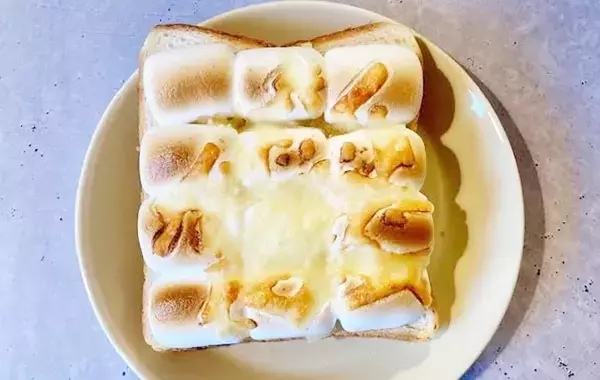 「雪だるまみたい！」　食パンに12個のせて焼くと…甘じょっぱさがクセになる一品が完成